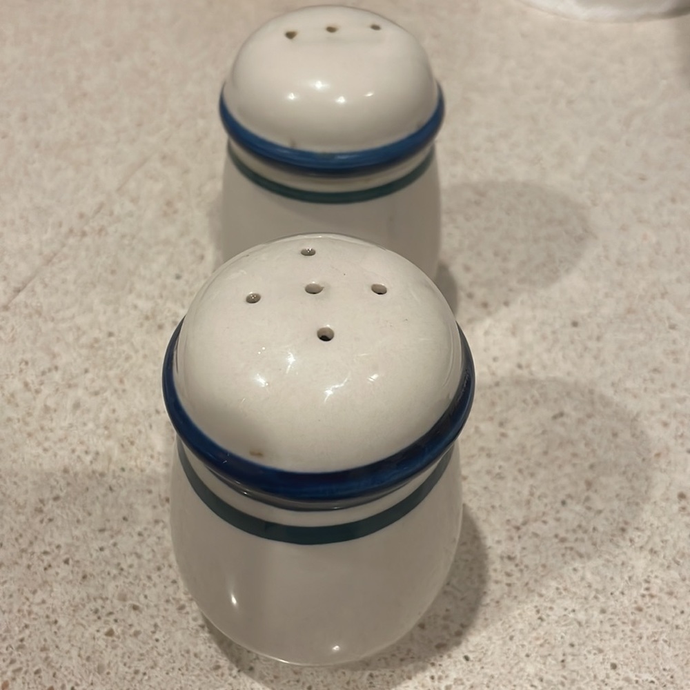 Salt & Pepper Shaker Set - Picture 4 of 7